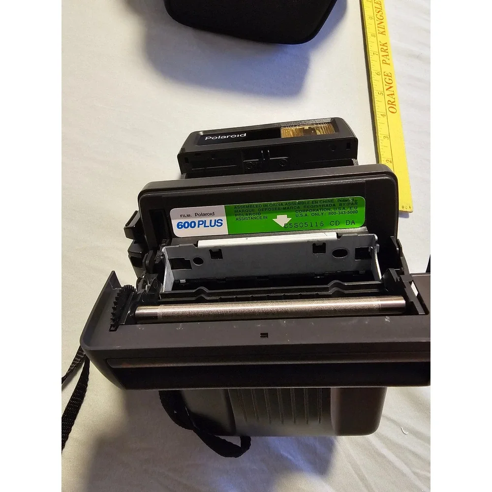 Polaroid OneStep CloseUp 600 Instant Film Camera With Carrying Case